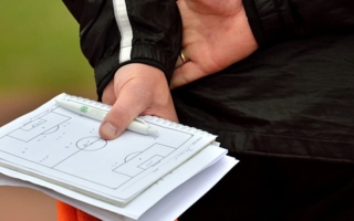 Manquement au devoir de réserve et contestation de l’autorité du club : pas de faute grave pour l’entraîneur de football