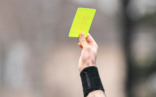 Incidents lors d’un match de football : les déclarations de l’arbitre officiel bénéficient d’une présomption de véracité