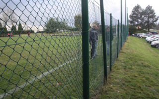 Défaut d’implantation du grillage d’un stade : le joueur blessé fondé à rechercher la responsabilité du maître de l’ouvrage public