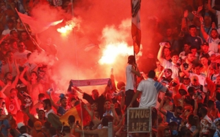 Usage d’un fumigène par un supporter mineur : interdiction administrative de stade confirmée, obligation de pointage annulée 