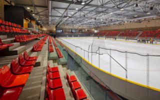 Décès d’un jeune spectateur lors d’un match de hockey sur glace : la responsabilité de la commune propriétaire de la patinoire écartée