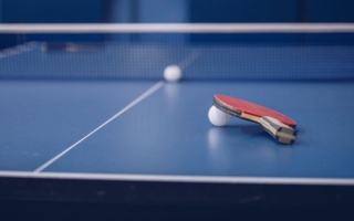 Attouchements sur des sportives mineures : interdiction d’exercice confirmée pour l’entraîneur de tennis de table