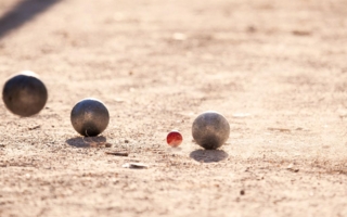 Compétitions de pétanque pendant un arrêt de travail : l’assuré condamné au remboursement partiel des indemnités journalières perçues