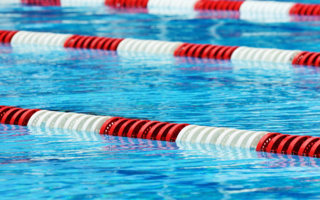 Agissements prétendument inadaptés envers de jeunes nageurs :  l’interdiction temporaire d’exercice infligée à un éducateur sportif annulée