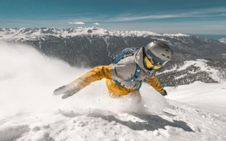 Refus d’établissement d’un moniteur de snowboard britannique en France : le juge administratif valide l’exigence d’expérience