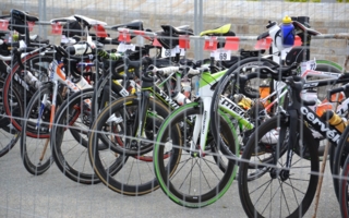 Accident lors d’un triathlon : l’assureur de l’automobiliste impliquée ne peut obtenir des organisateurs de l’épreuve le remboursement des sommes versées au sportif